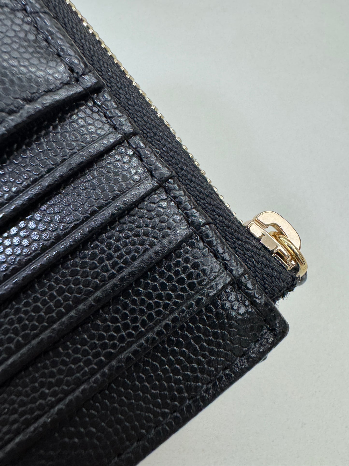 CHANEL L型拉鏈卡包 雕刻菱格扣