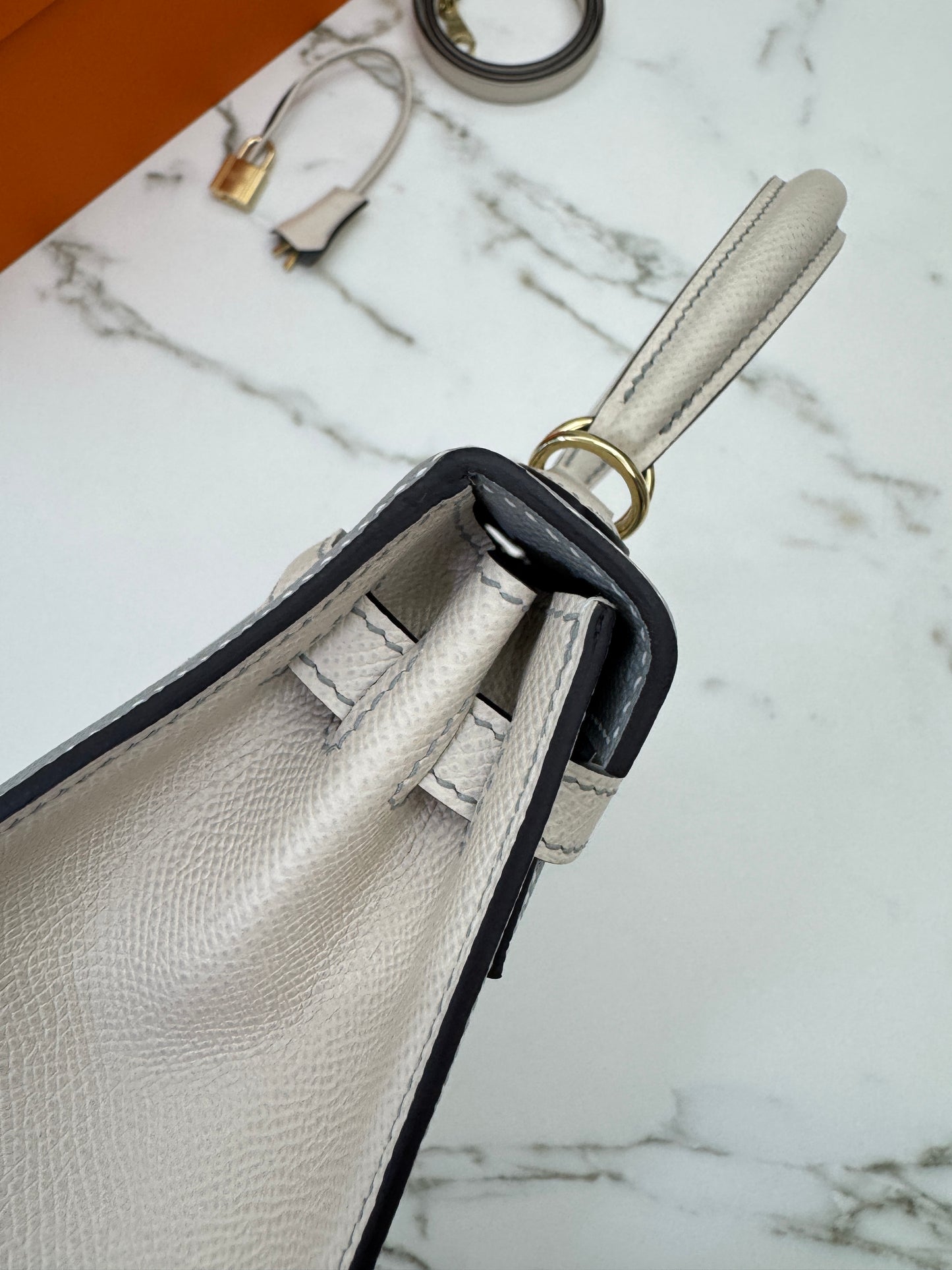 HERMES Kelly 25 冰川藍拼奶昔白 Epsom 香檳金扣 8U Bleu Glacier/ 10 Craie PBHW