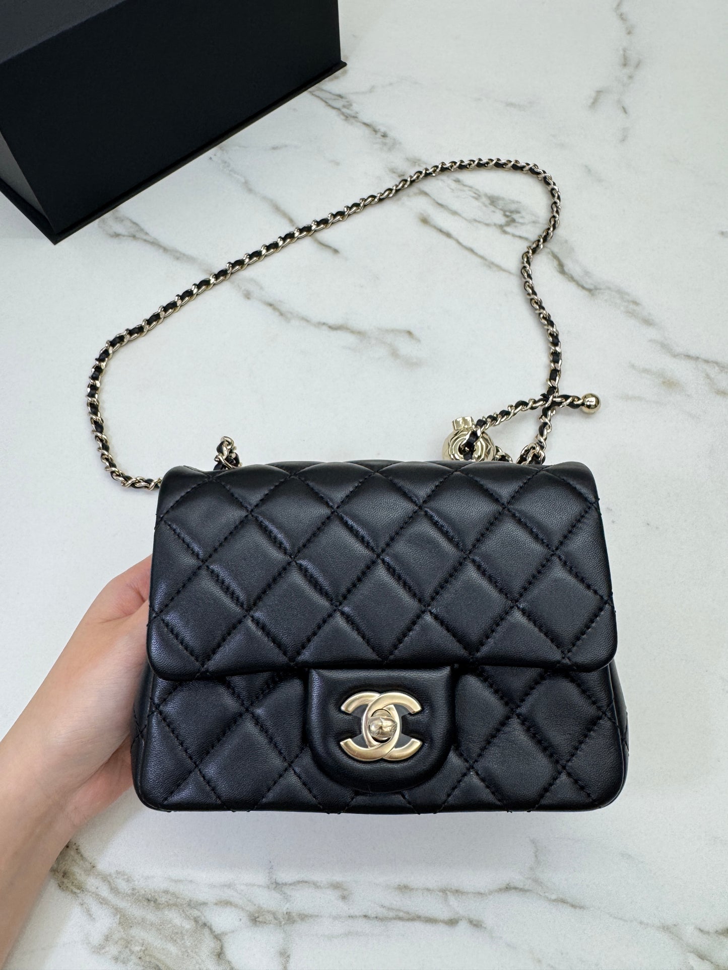 CHANEL 25K 亮面淺金球 Mini CF17 方胖子
