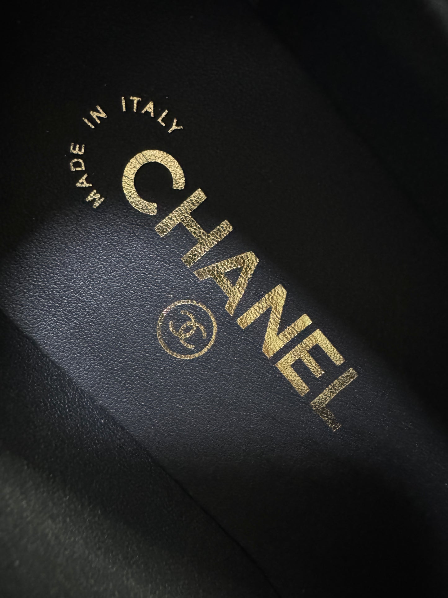 CHANEL 24B Loafer 字母樂福鞋