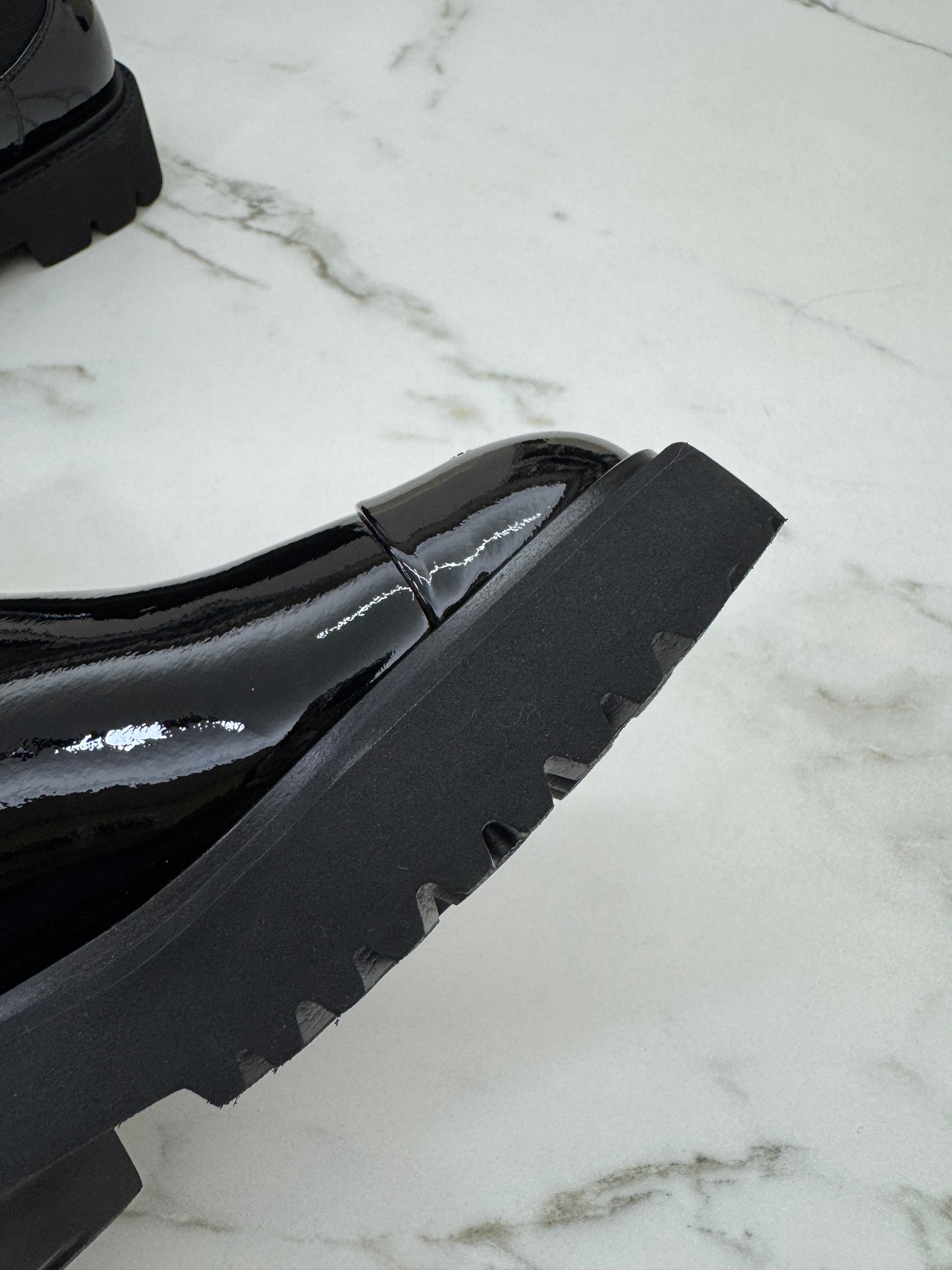 CHANEL 22C Chelsea Boots 漆皮切爾西短靴