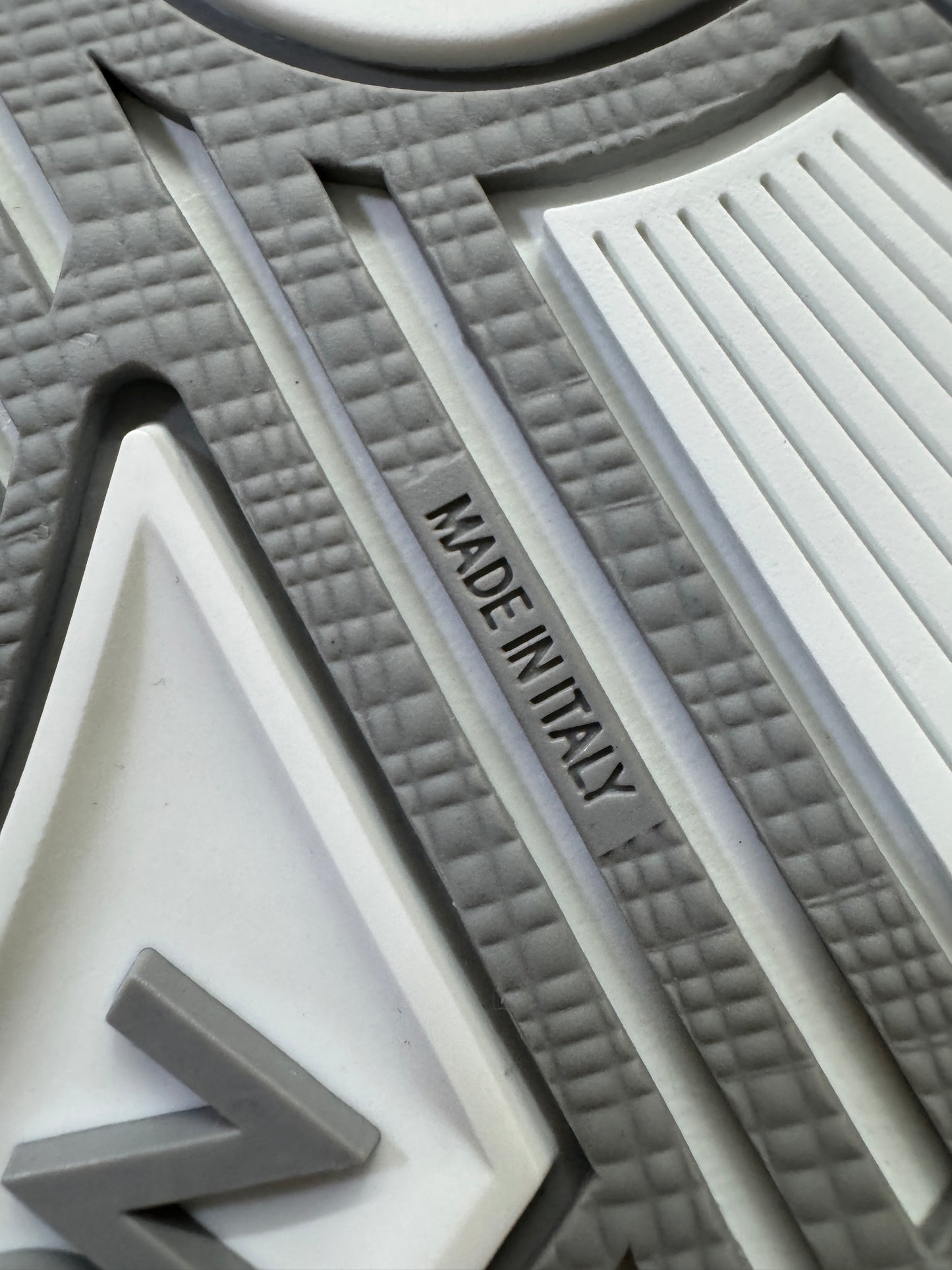 LV Trainer 25年灰牛仔