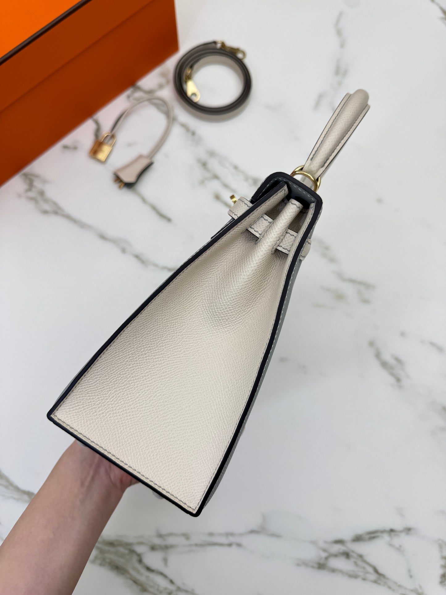 HERMES Kelly 25 冰川藍拼奶昔白 Epsom 香檳金扣 8U Bleu Glacier/ 10 Craie PBHW