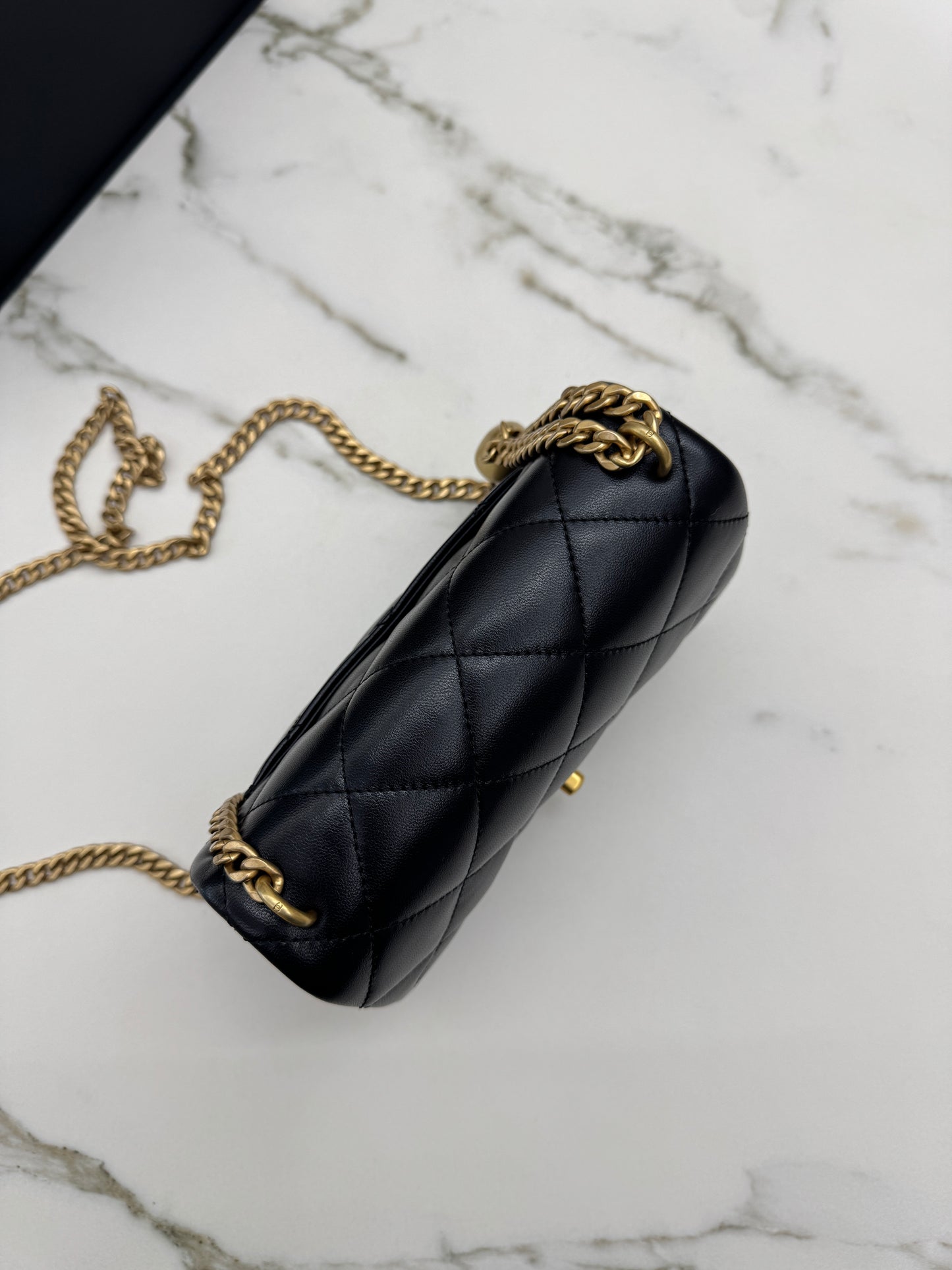CHANEL 25P 愛心金球羊皮 黑色
