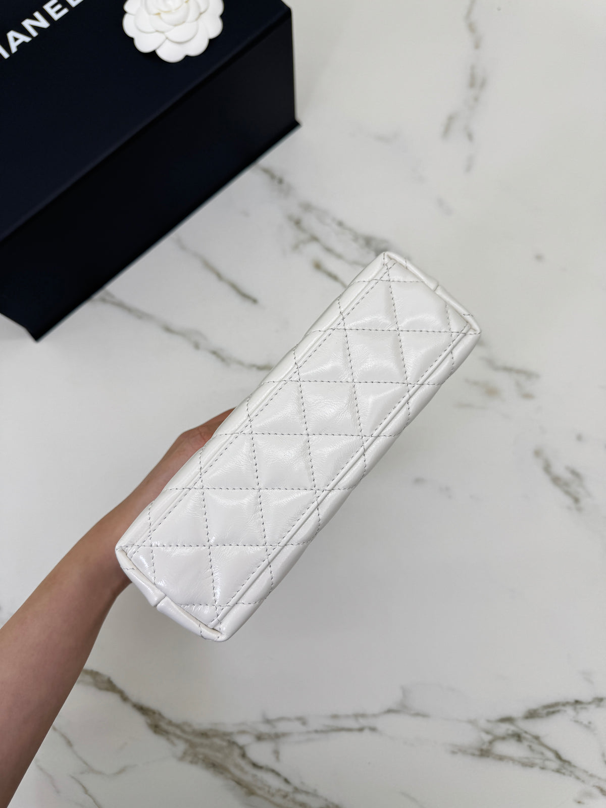 CHANEL Kelly 白色皺紋光面牛皮