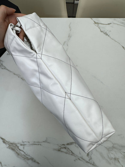 CHANEL 22Bag Medium 白色黑線