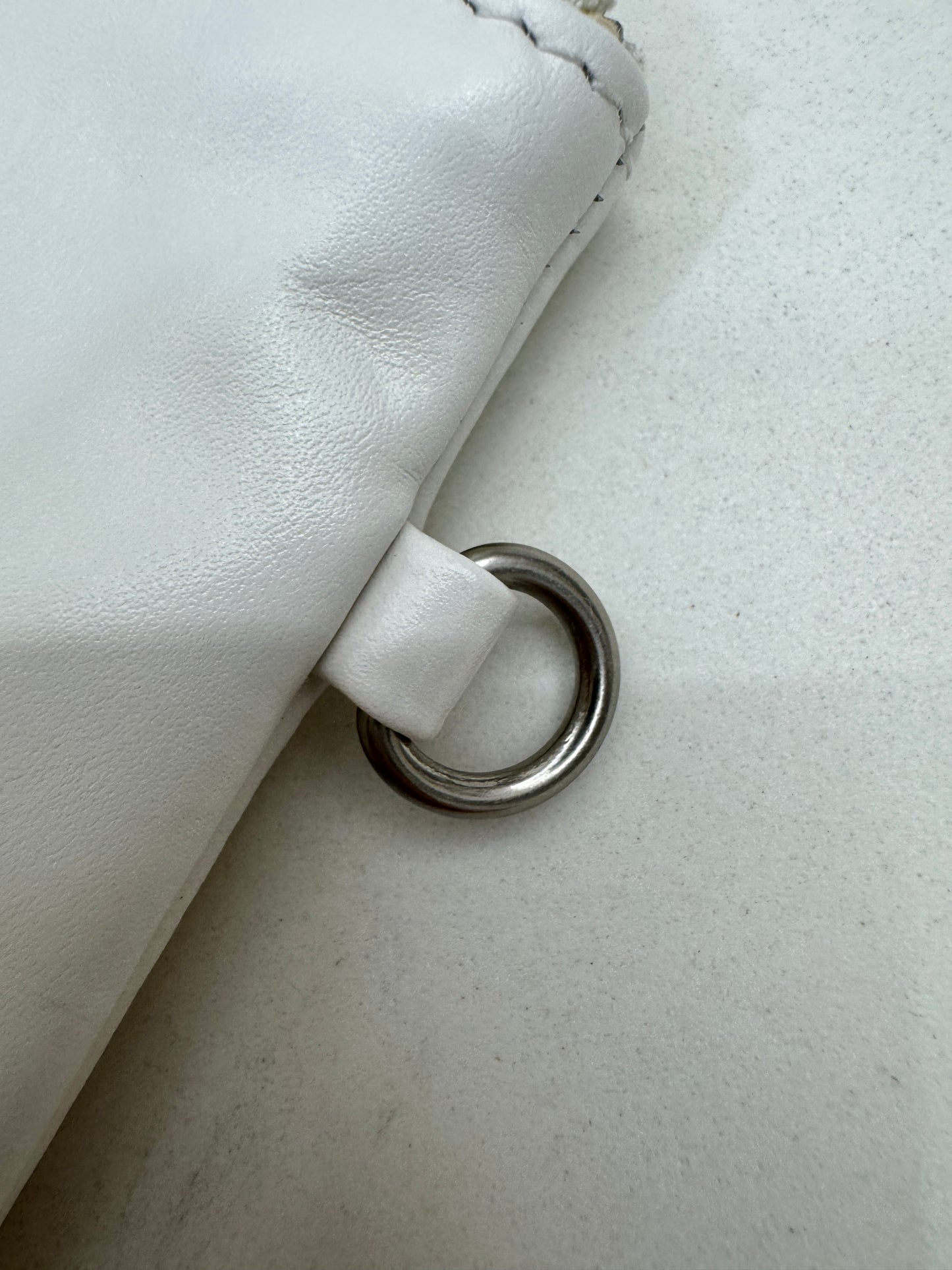 CHANEL 22Bag Medium 白色黑線
