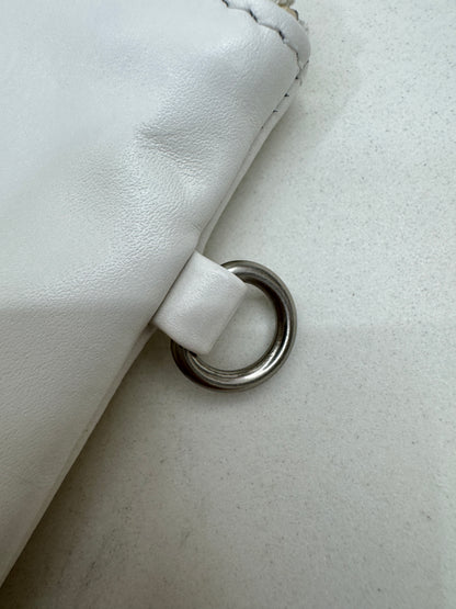 CHANEL 22Bag Medium 白色黑線