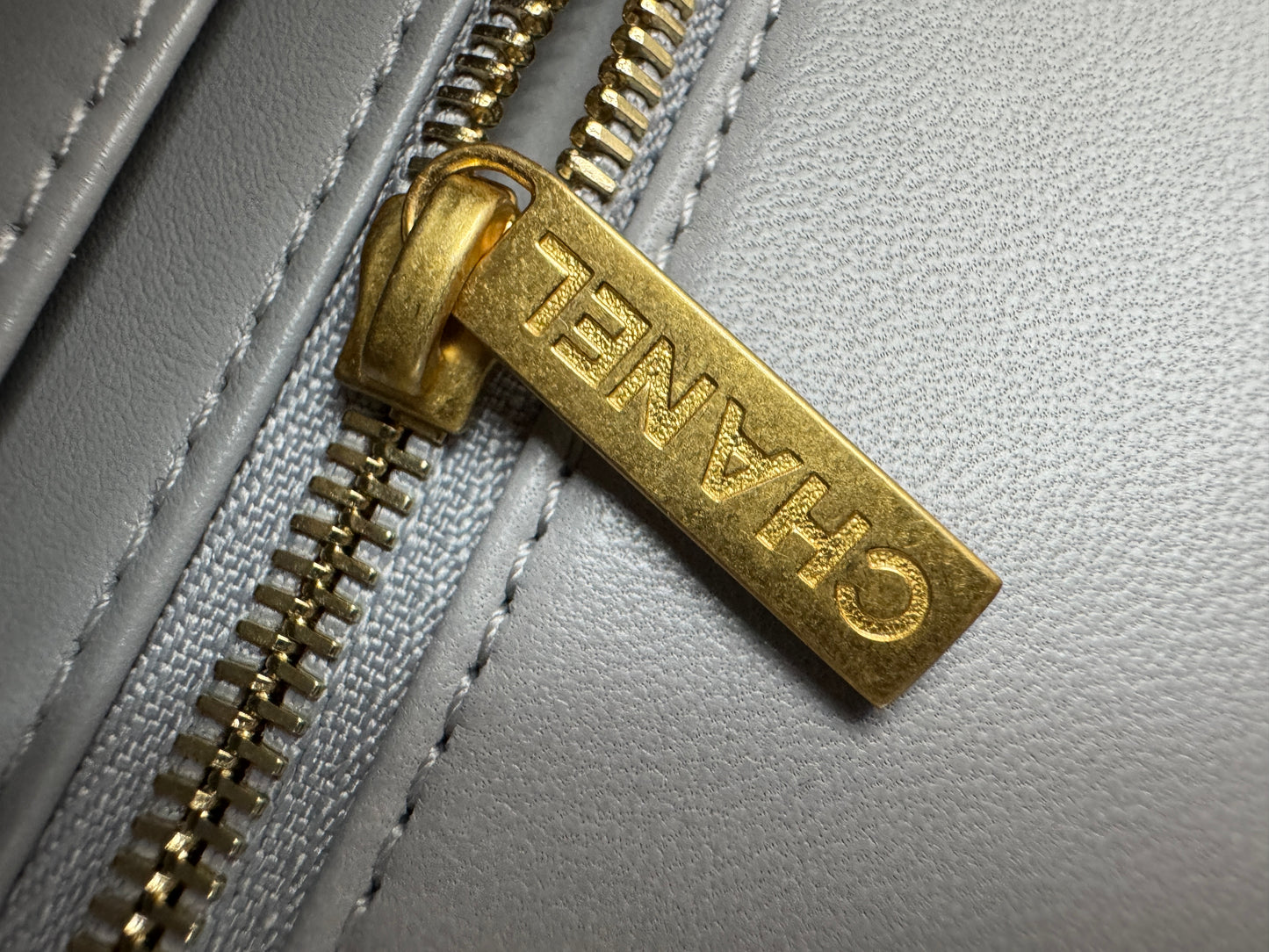 CHANEL Mini CF17 金球方胖子淺灰