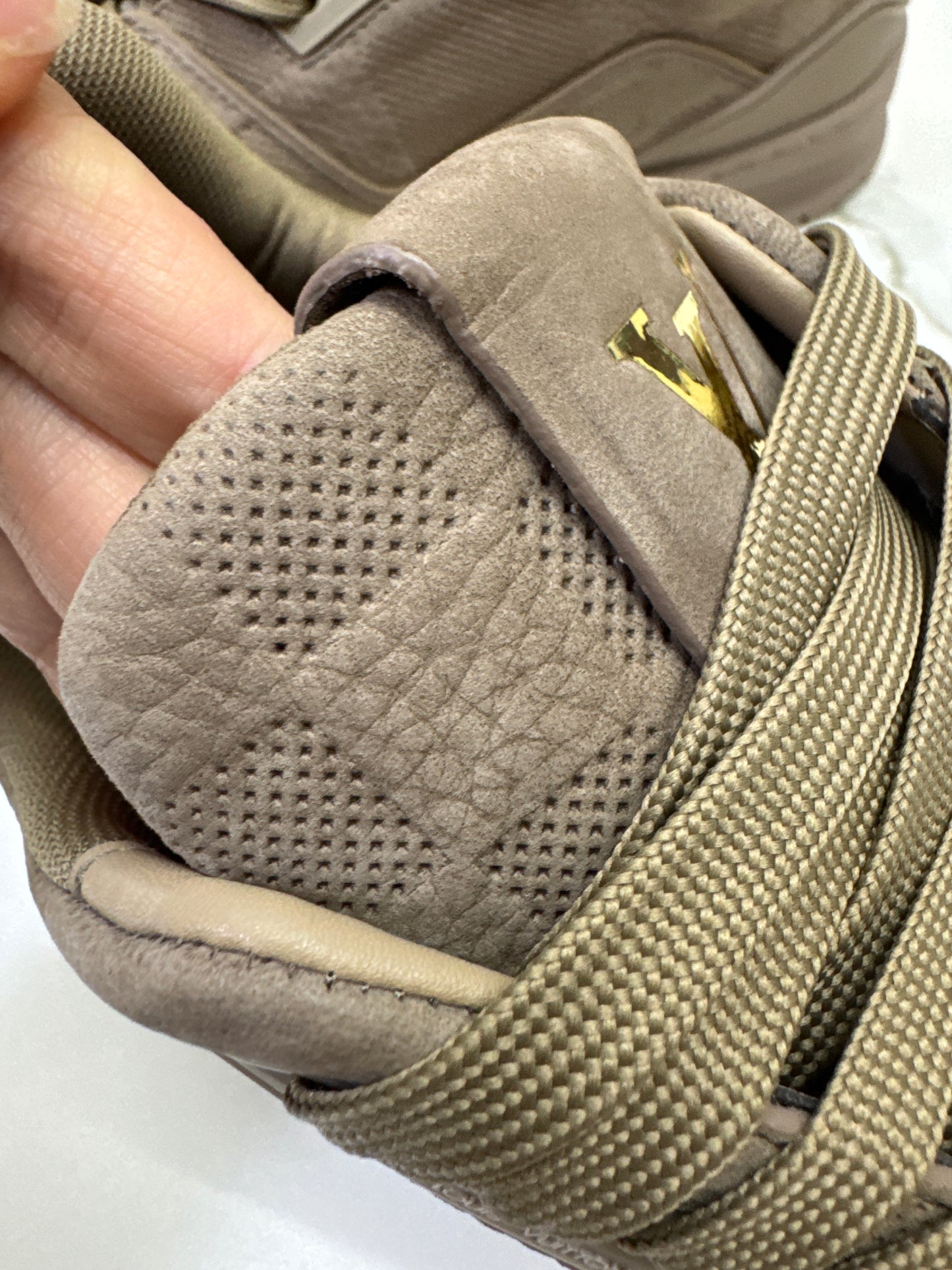 LV Trainer 大象灰 1AH618