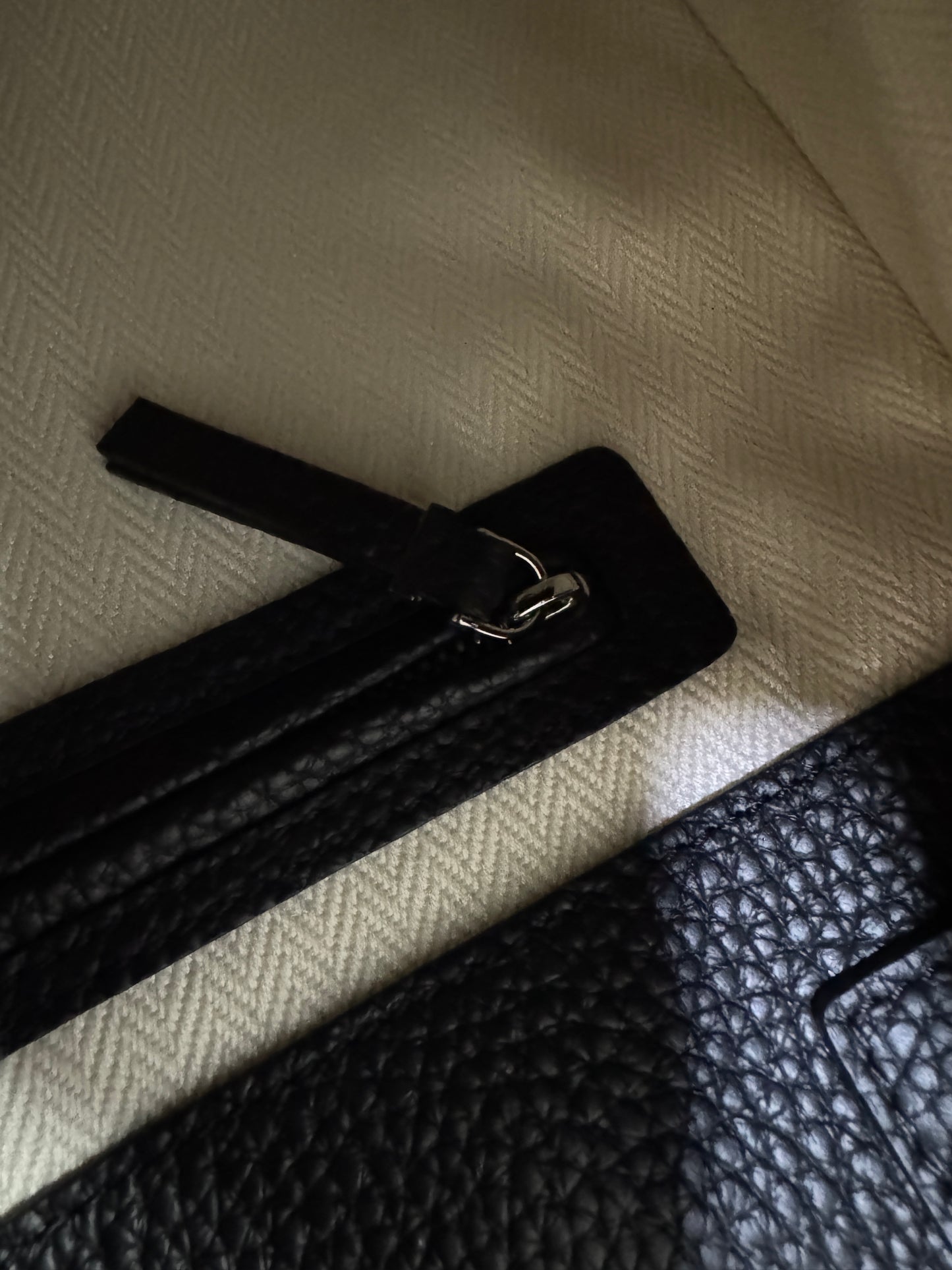 THE ROW Marguax 12 黑銀荔枝紋