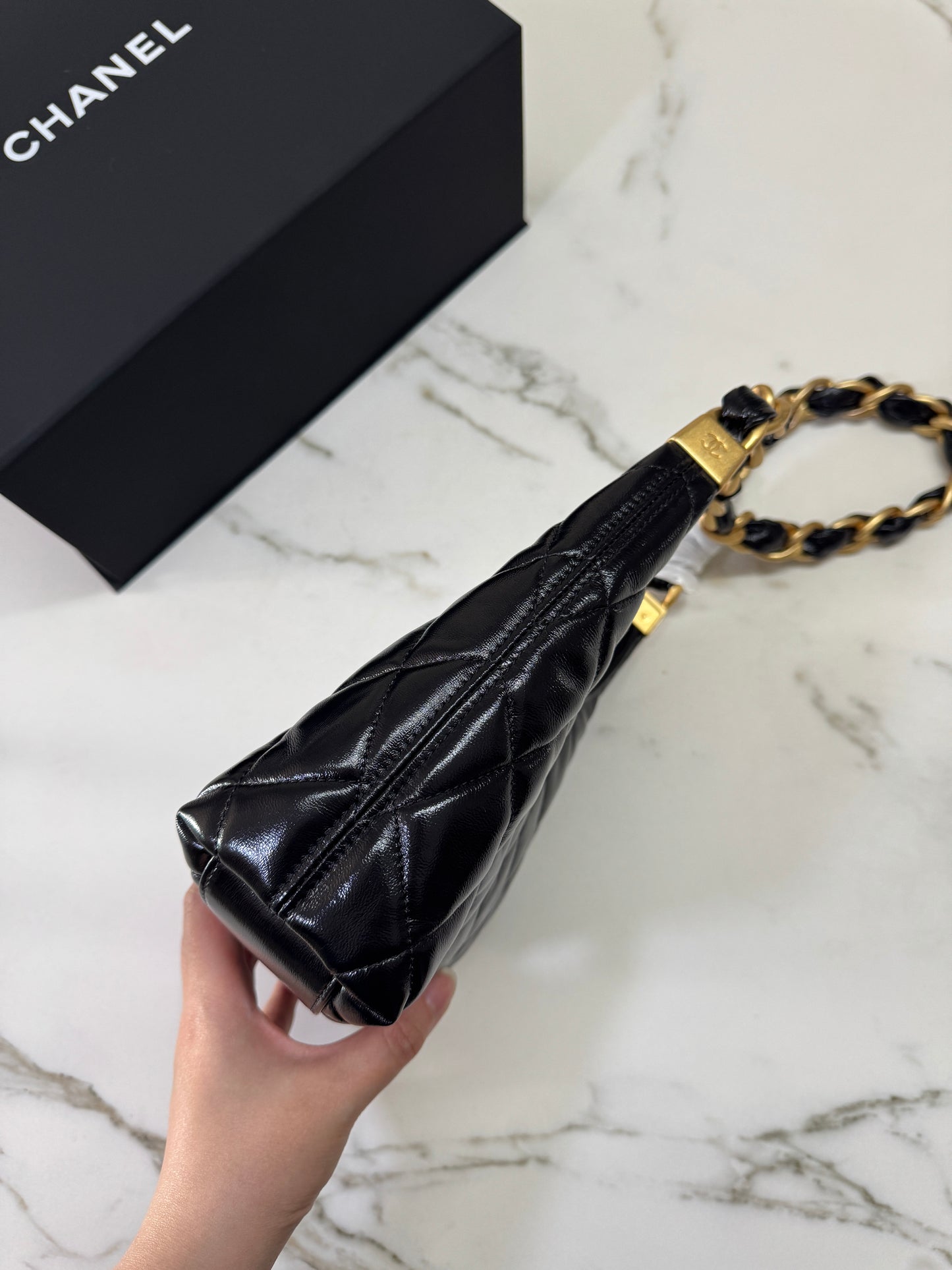 CHANEL 24A Hobo 小號 油臘皮黑色