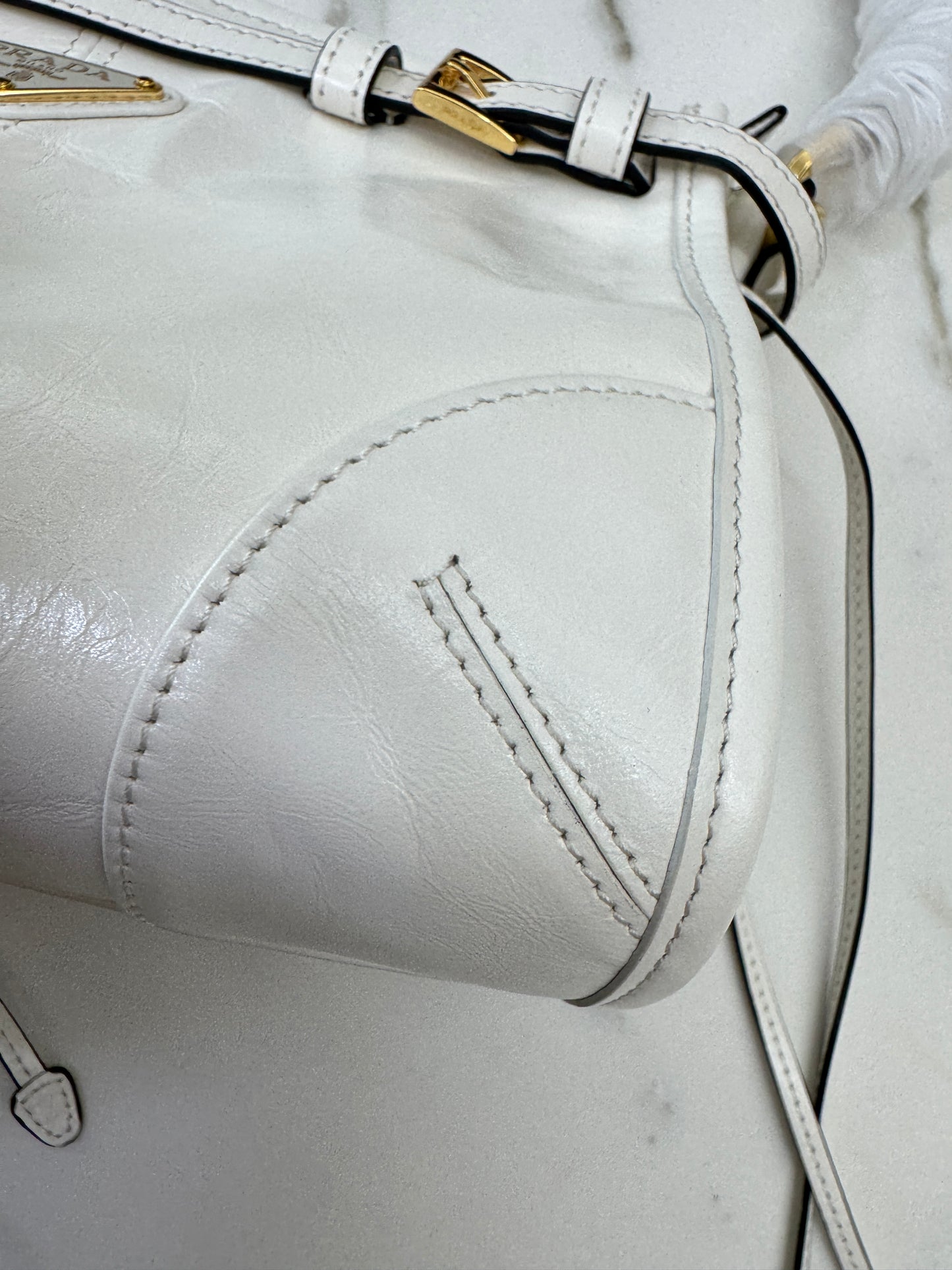 PRADA Bonnie Hobo 白色油蠟皮