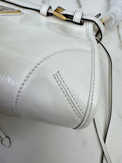 PRADA Bonnie Hobo 白色油蠟皮