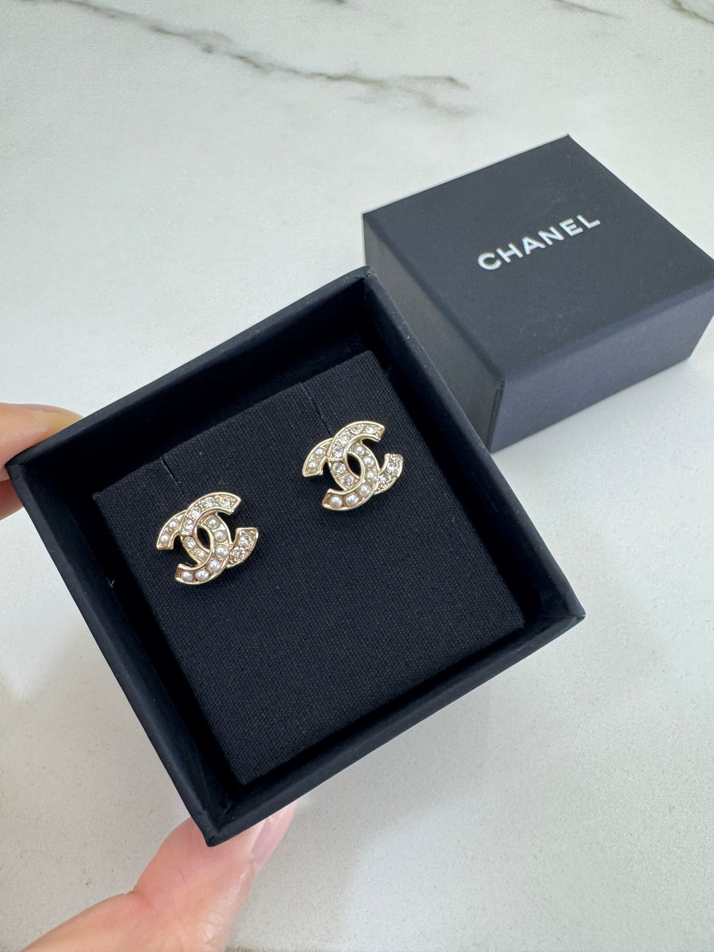 CHANEL 22A 珍珠拼鑽耳環