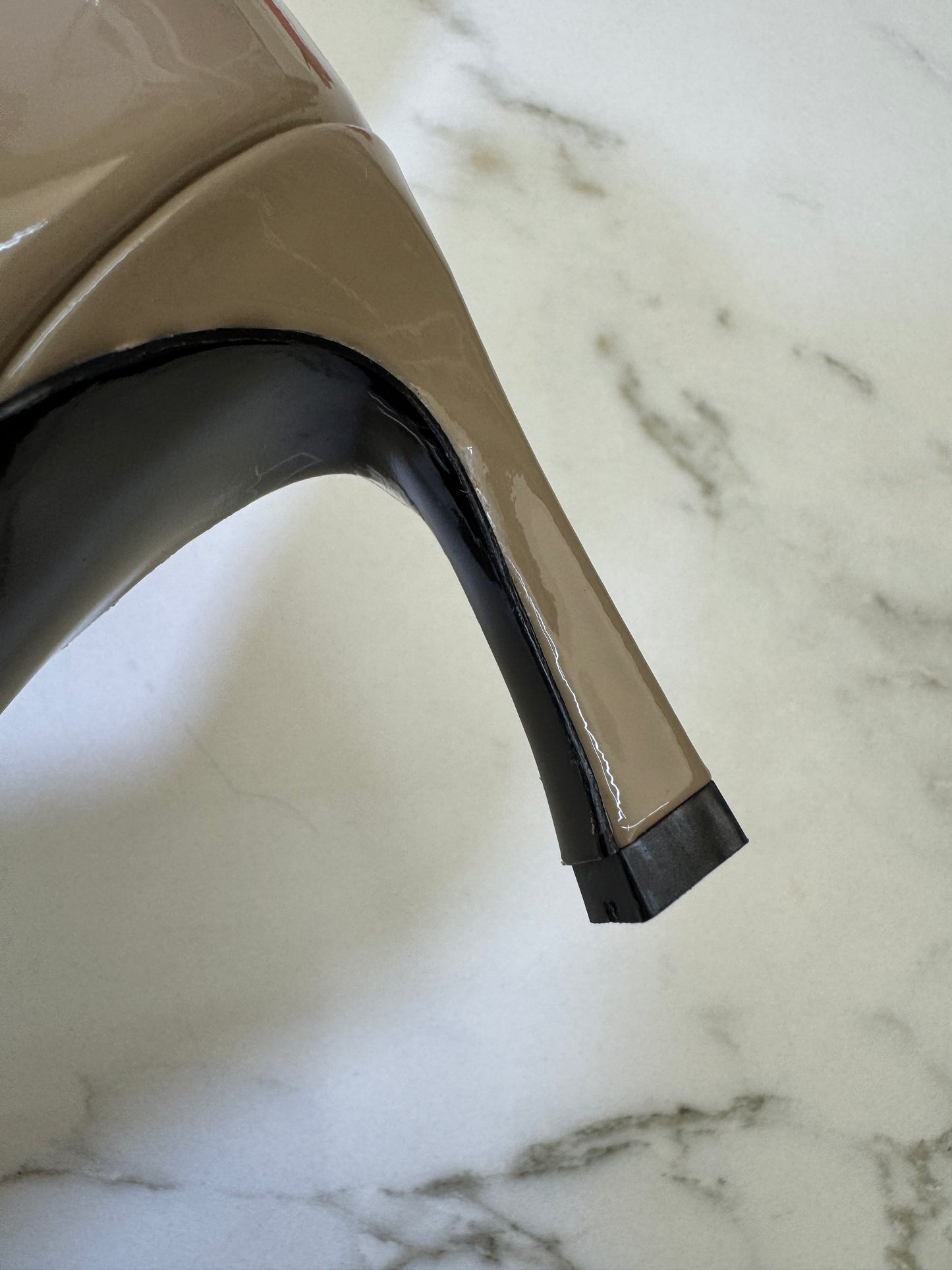 RV Trompette 喇叭跟7cm 漆皮高跟鞋 米灰色