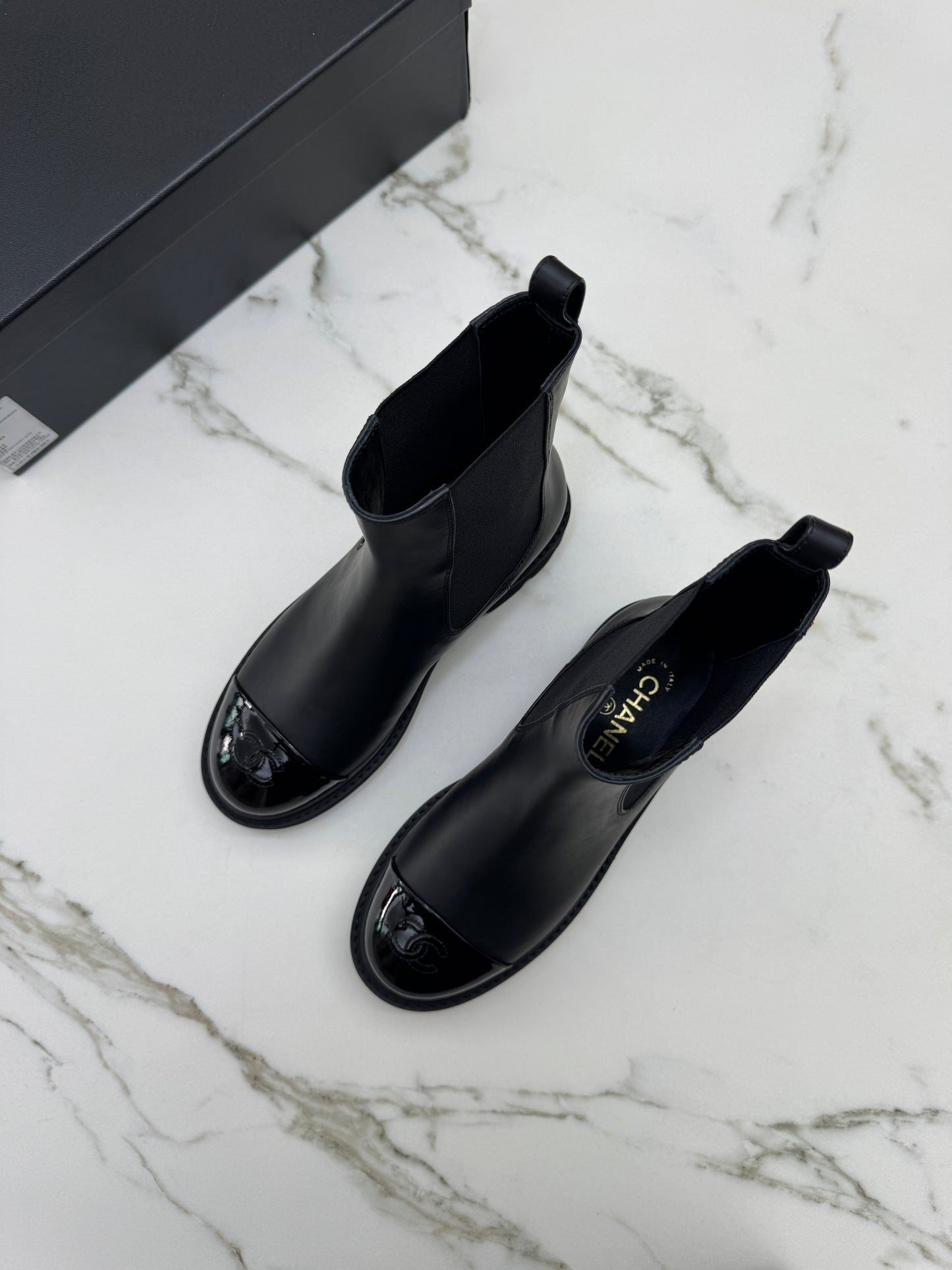 CHANEL 22C 漆皮拼牛皮 切爾西短靴 Chelsea Boots