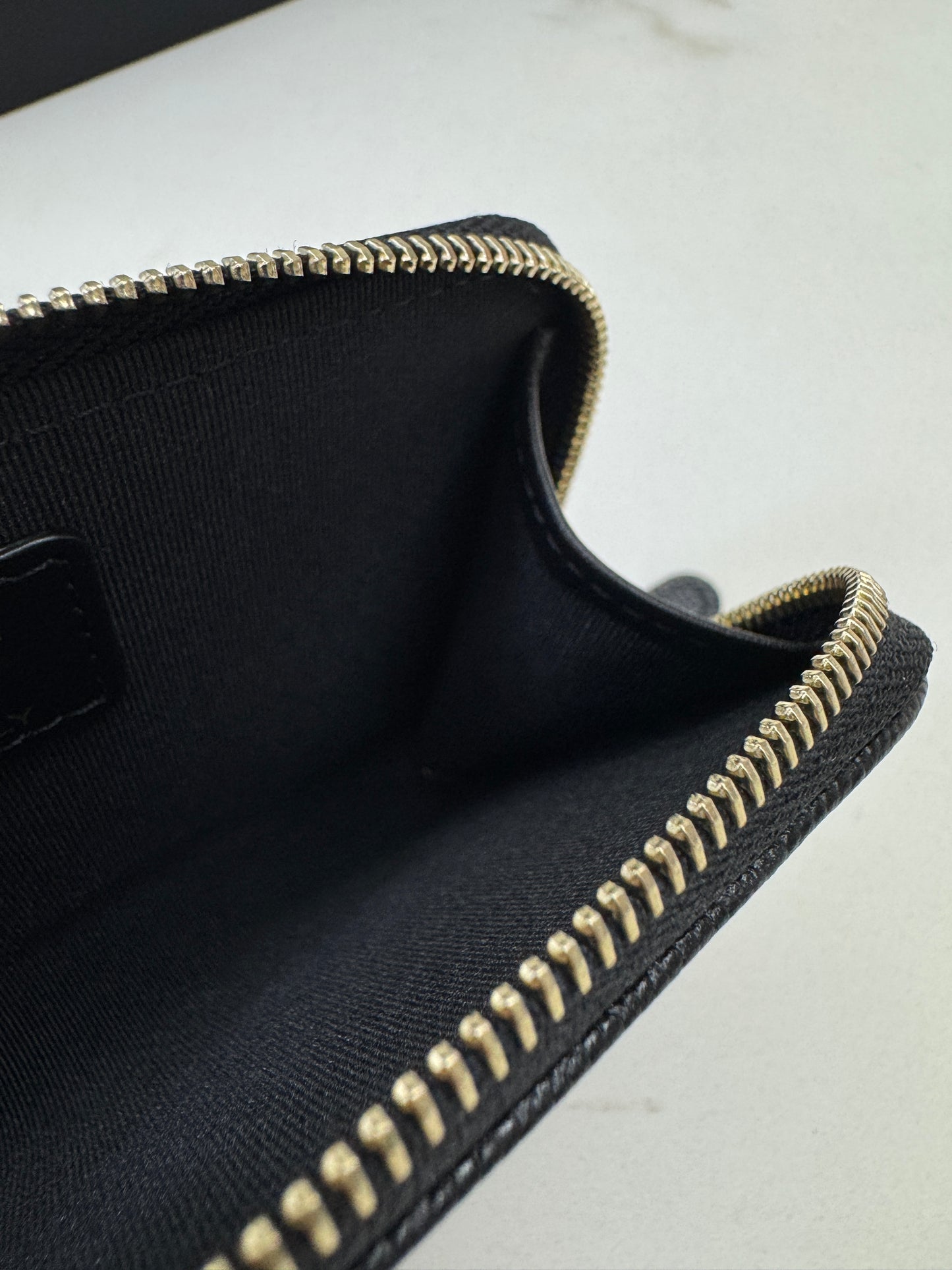 CHANEL L型拉鏈卡包 雕刻菱格扣