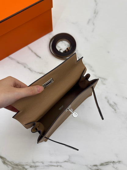 HERMES Kelly Danse 奶茶色銀扣 Chai Evercolor PHW