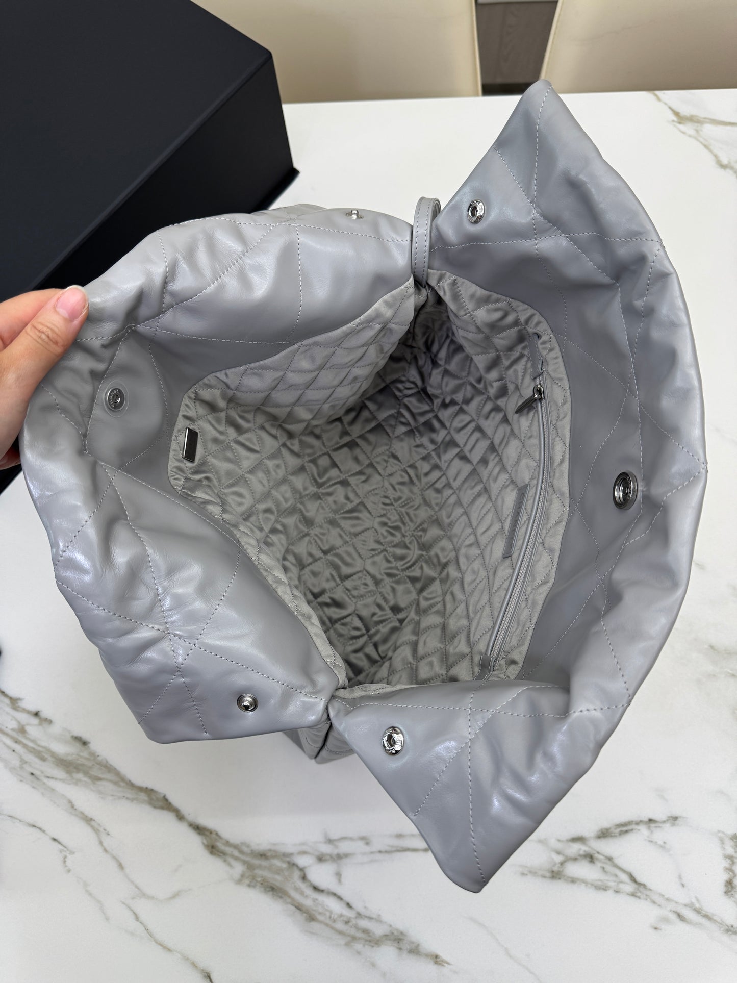 CHANEL 22 Bag Medium 23C淺灰色銀扣