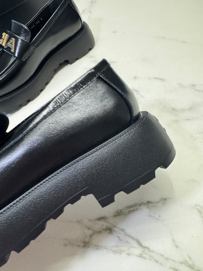 CHANEL 24B Loafer 字母樂福鞋