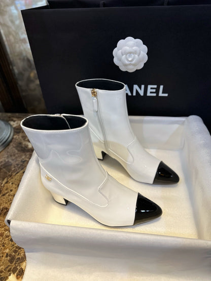 CHANEL 尖頭粗跟短靴 黑白 23B