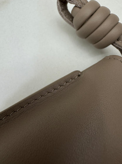 LOEWE Mini Flamenco Purse 沙色 Sand【另加胸針和甜甜圈鏈條】