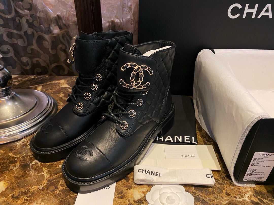 CHANEL 菱格衘扣馬丁靴 ￼