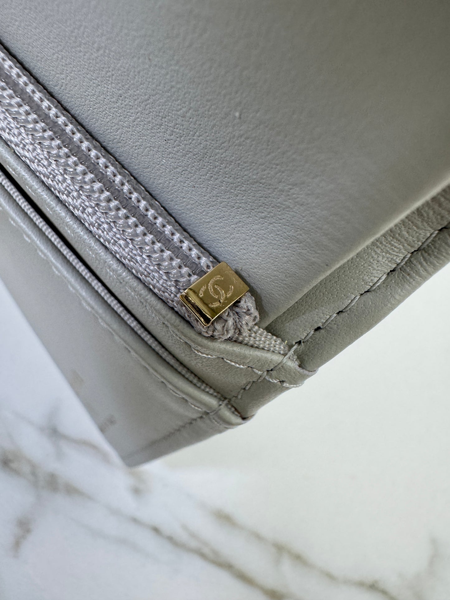 CHANEL Passport Holder 淺灰