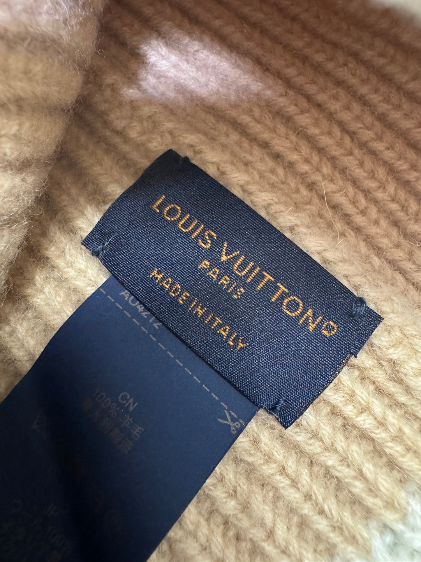 LV 狐狸毛球冷帽 奶茶色