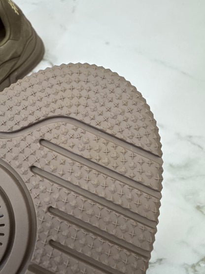 LV Trainer 大象灰 1AH618
