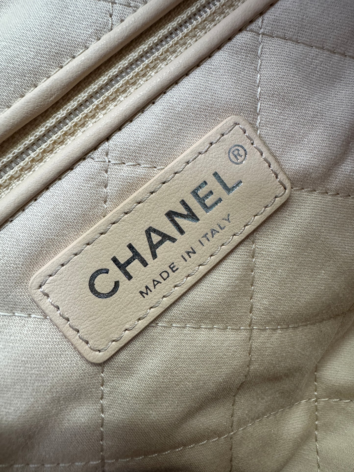 CHANEL 22 Bag Medium 白銀