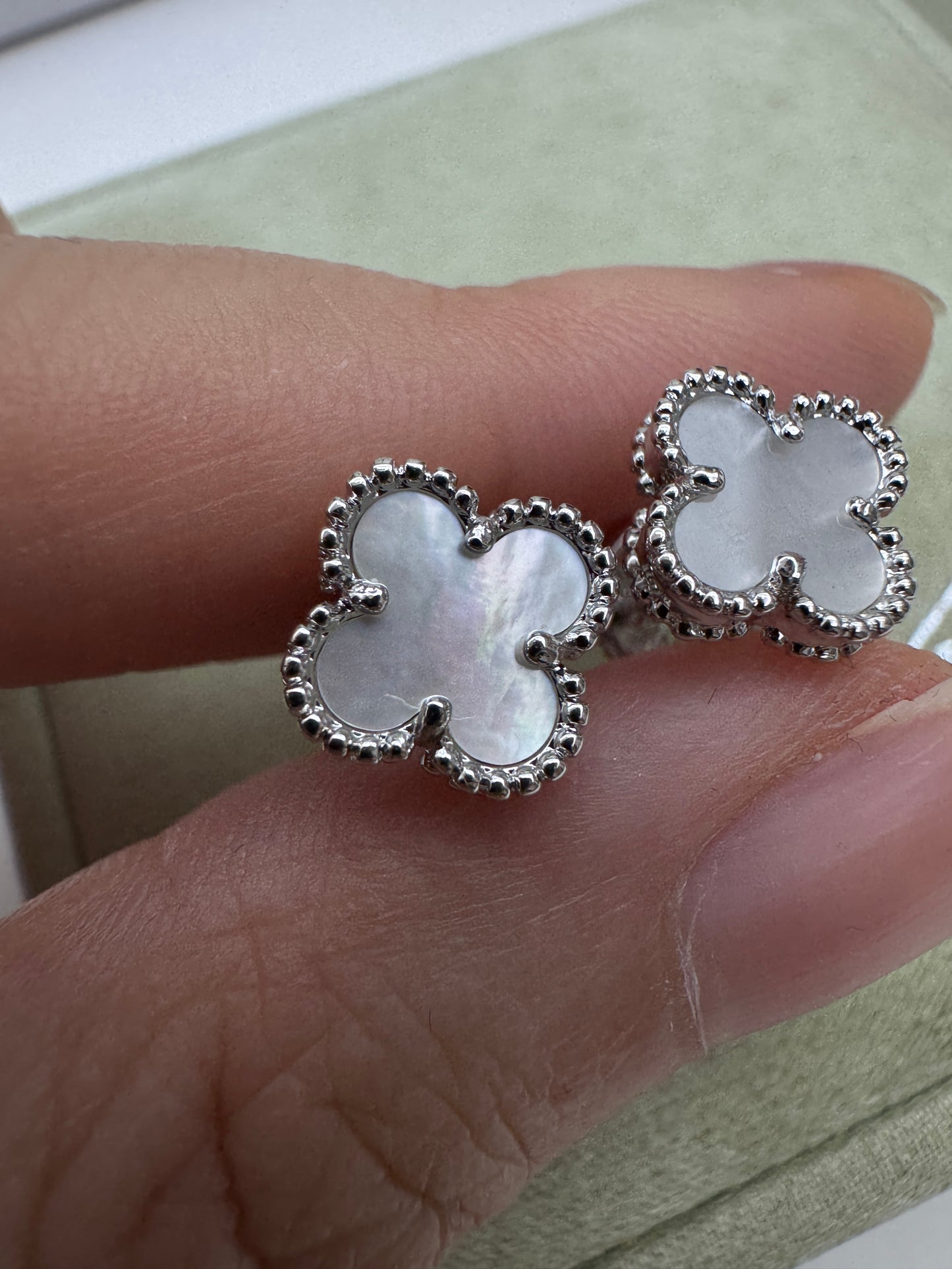 VCA Sweet Alhambra Earrings 白金色白貝母耳環