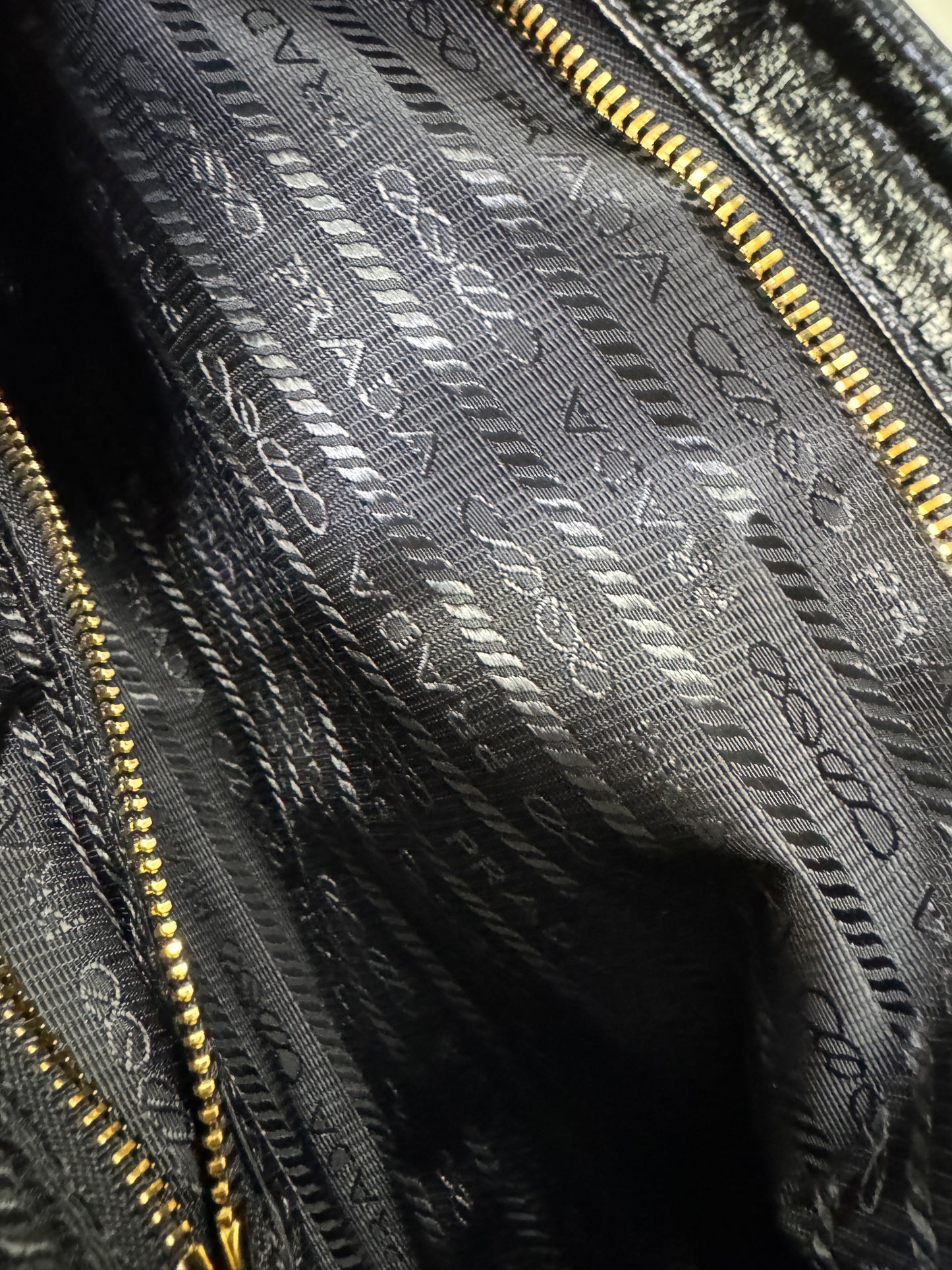 PRADA Soft Lux 中號 黑色