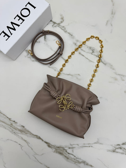 LOEWE Mini Flamenco Purse 沙色 Sand【另加胸針和甜甜圈鏈條】