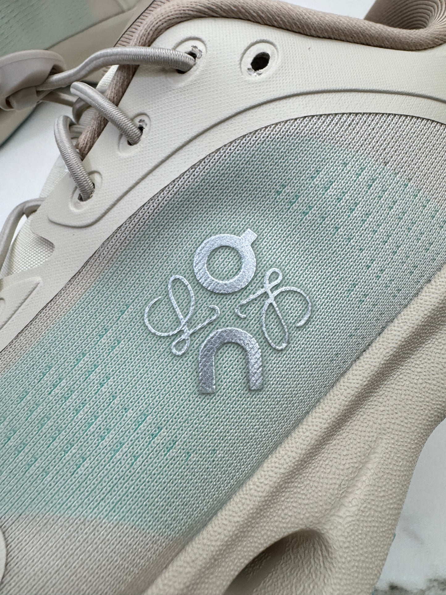 LOEWE X ON 8.0 淺米拼天藍色