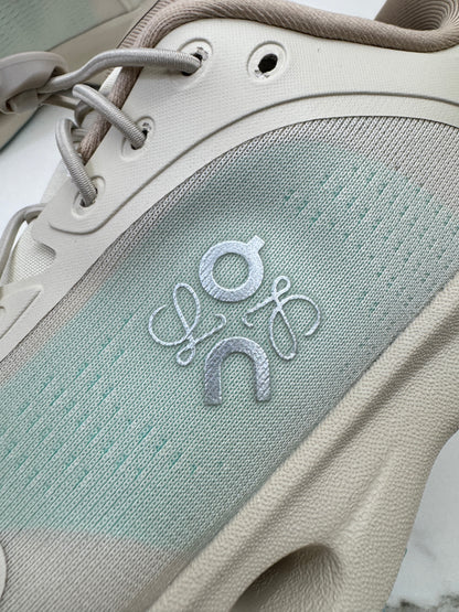 LOEWE X ON 8.0 淺米拼天藍色