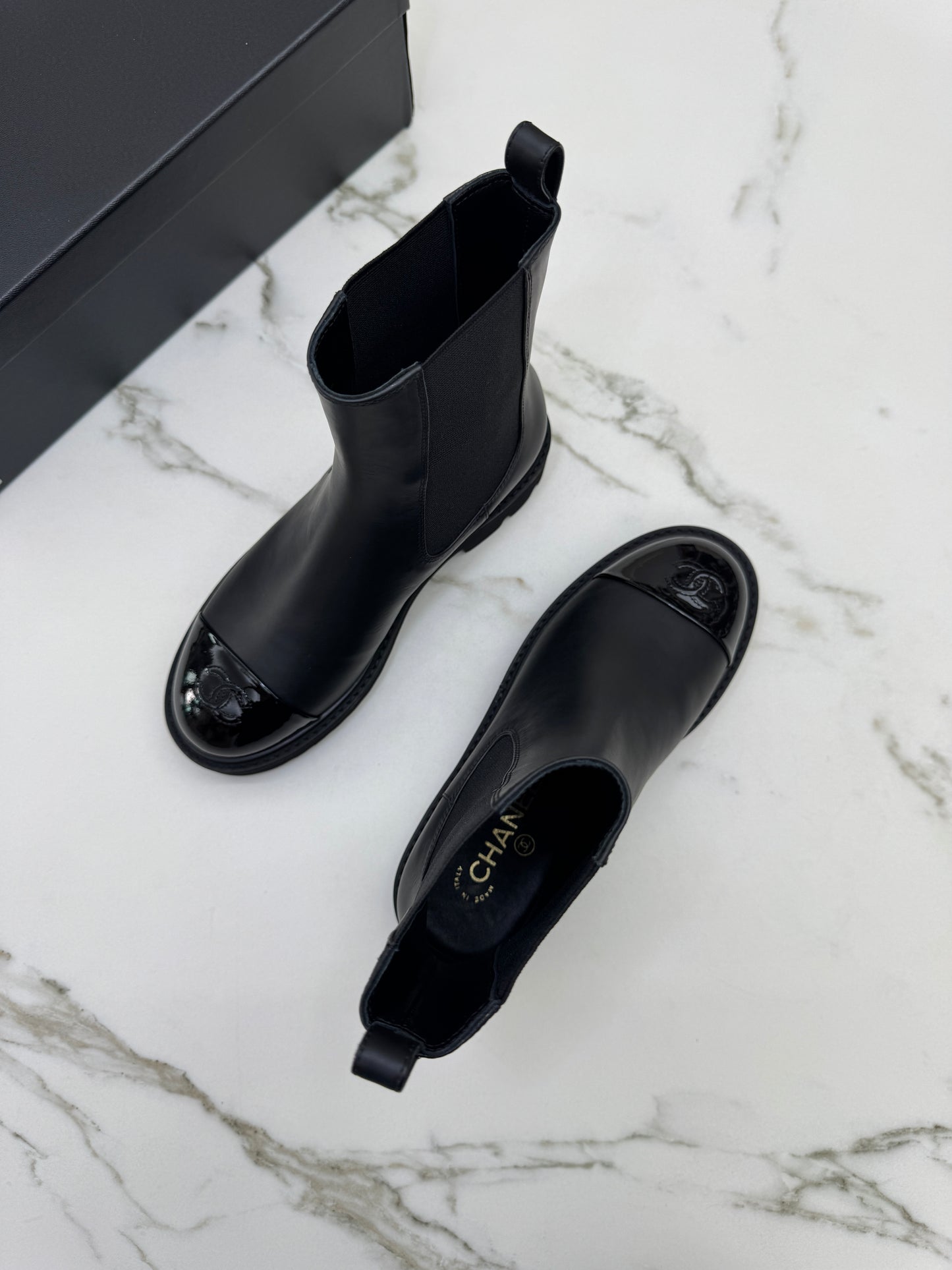 CHANEL 22C 漆皮拼牛皮 切爾西短靴 Chelsea Boots