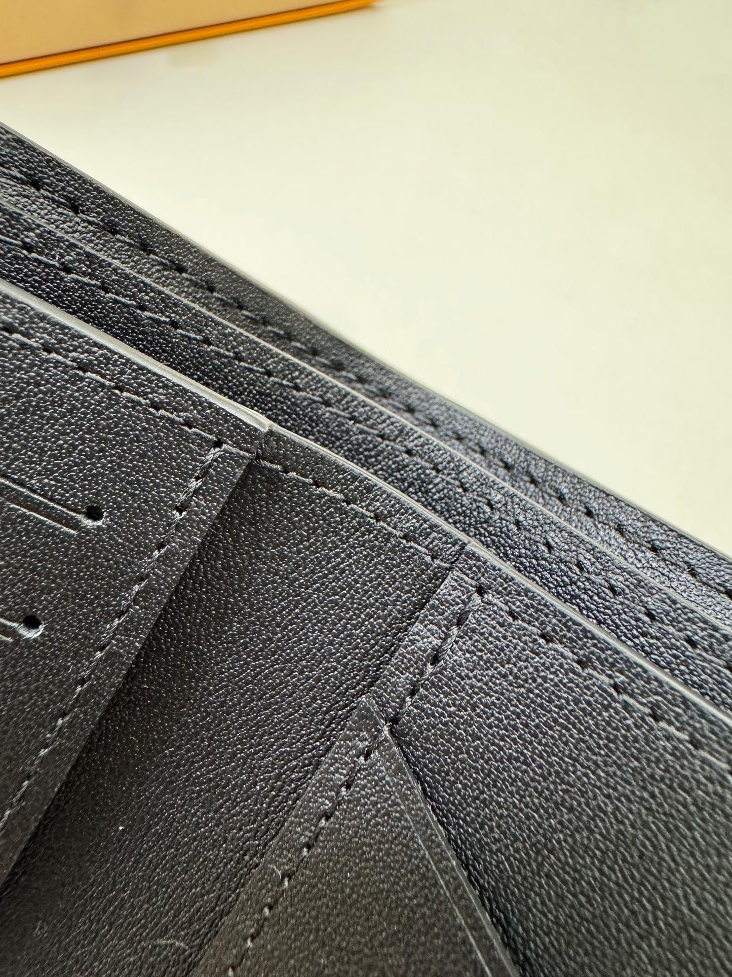 LV Multiple Wallet 黑色皮壓花