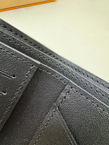 LV Multiple Wallet 黑色皮壓花