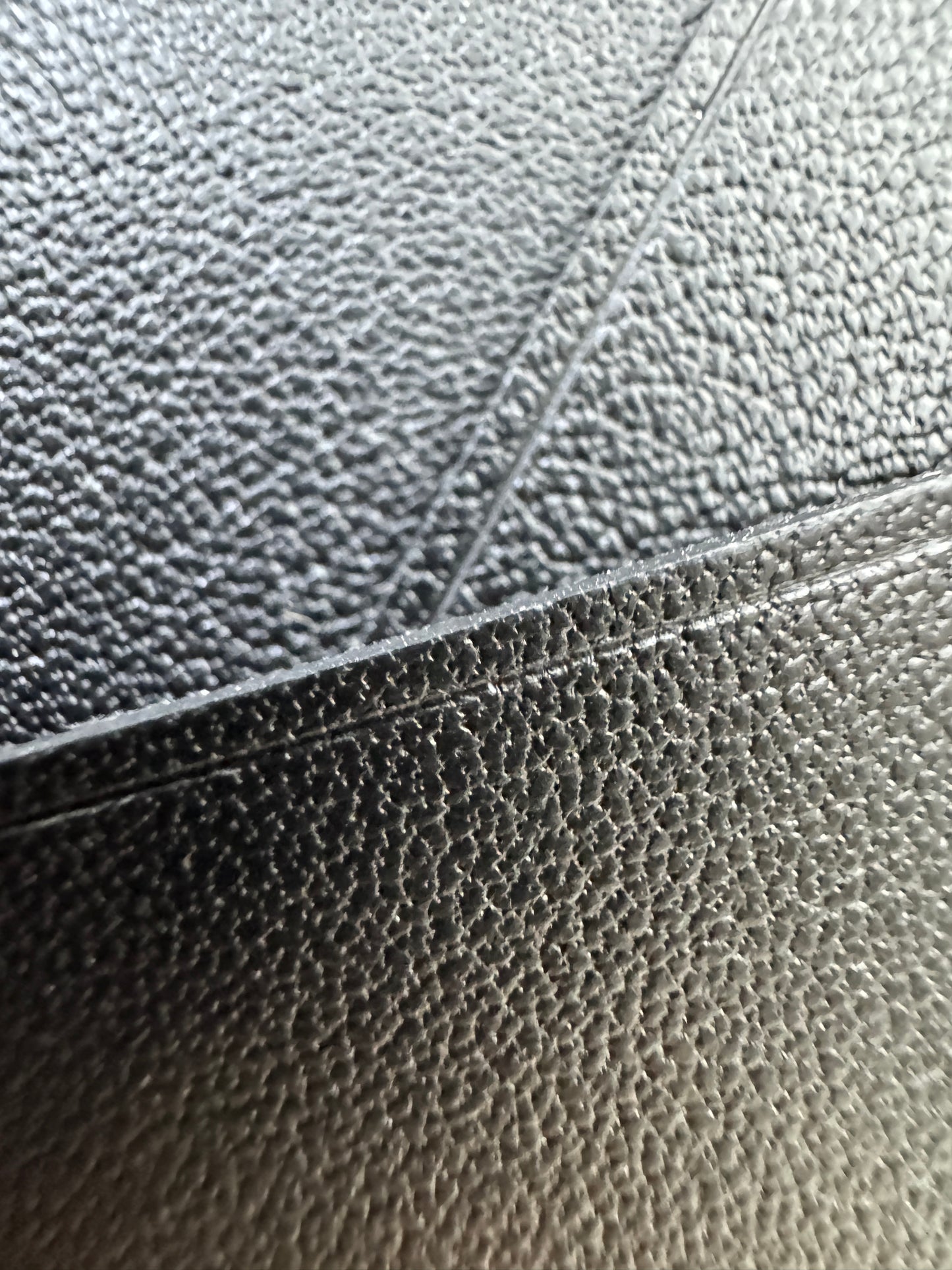 LV Multiple Wallet 黑色皮壓花