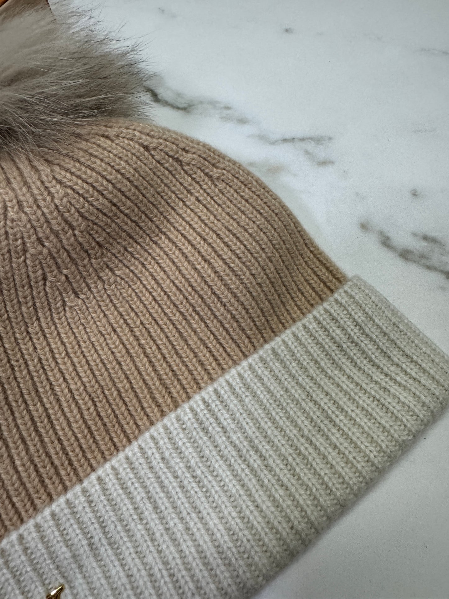 LV 狐狸毛球冷帽 奶茶色