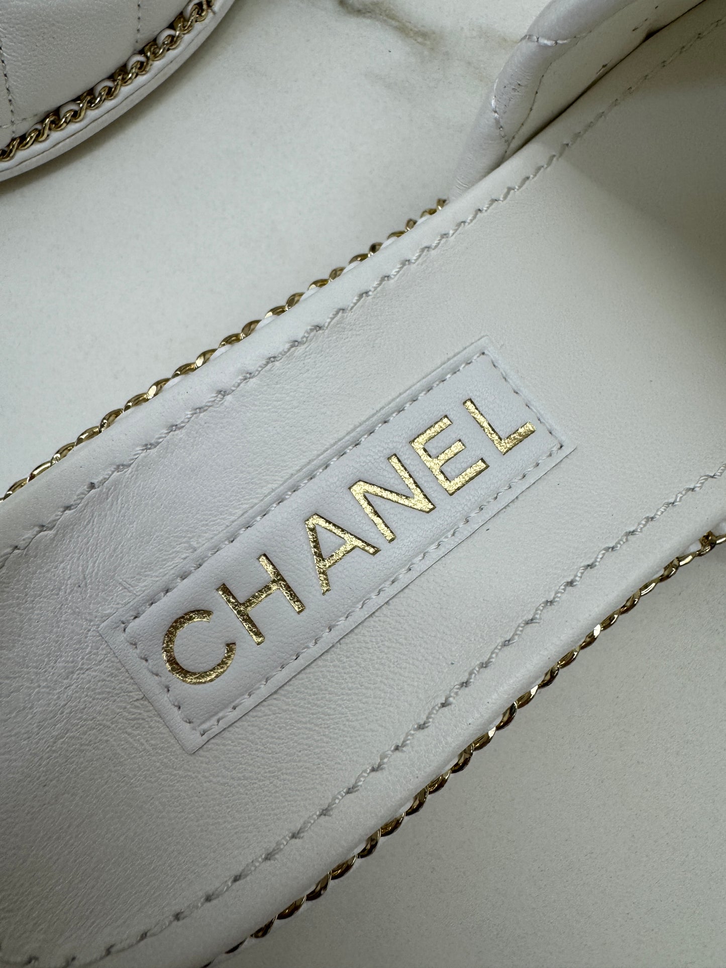 CHANEL 25P 粗跟拖鞋 白色