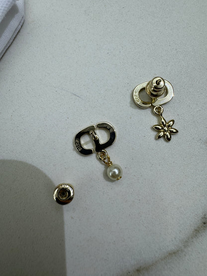 Dior Petit CD Daisy 耳環