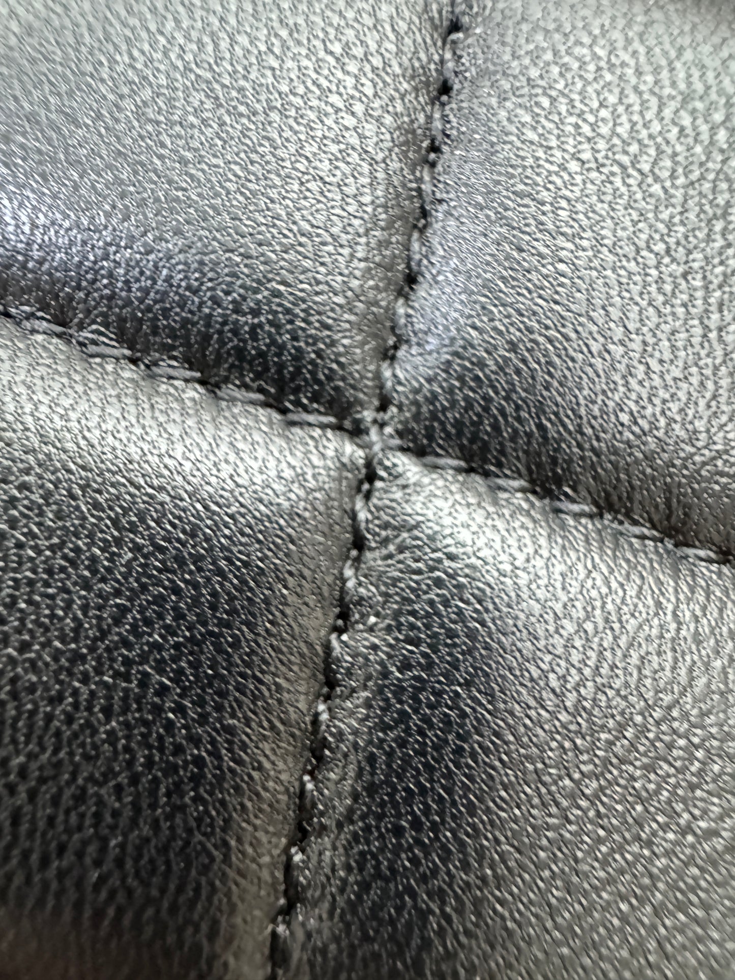 CHANEL 25K 亮面淺金球 Mini CF17 方胖子