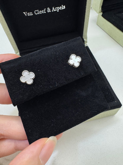 VCA Sweet Alhambra Earrings 白金色白貝母耳環