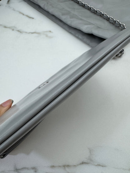 CHANEL 22 Bag Medium 23C淺灰色銀扣