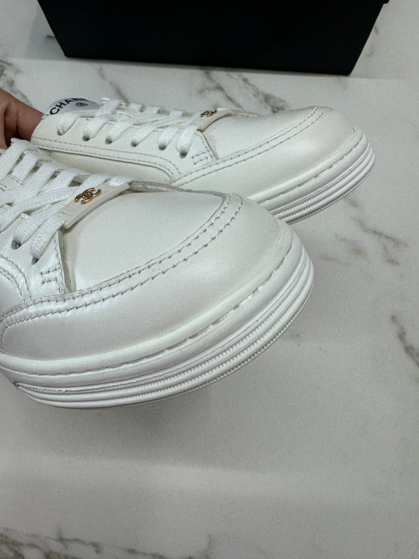 CHANEL 全皮燙金小白鞋 Sneakers