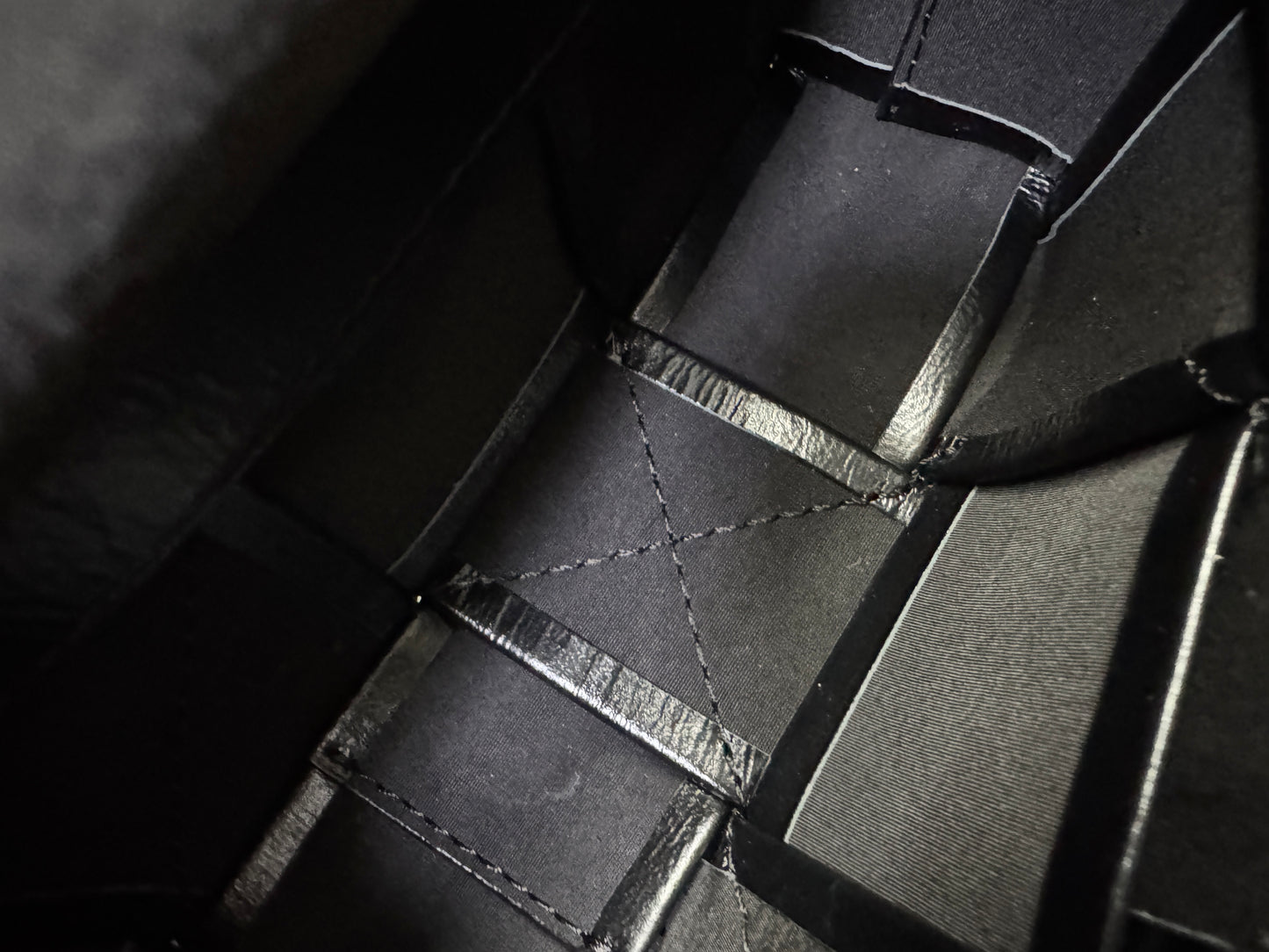 BV 8格油臘皮腰包