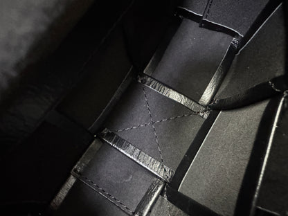 BV 8格油臘皮腰包